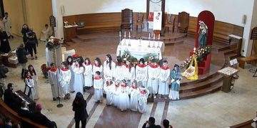 Besimtarët kremtojnë në mesnatë lindjen e Krishtit