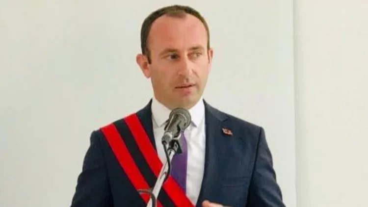 Fshehu dënimin në Greqi, SPAK merr të pandehur kryebashkiakun e Kuçovës