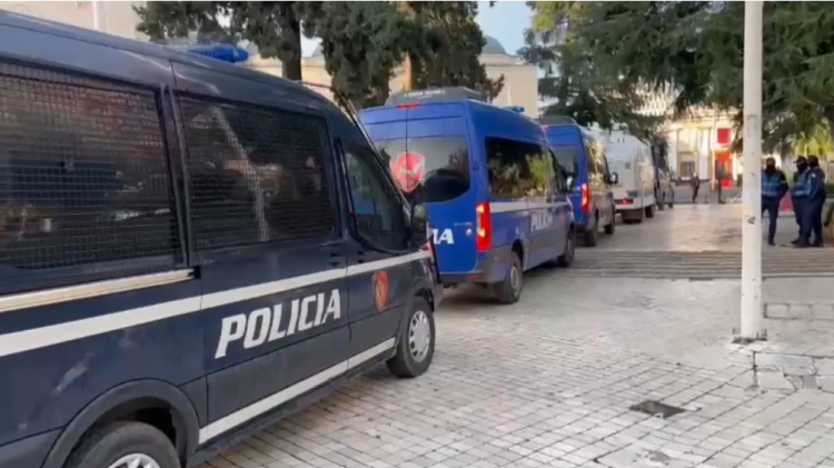 Kuvendi vendos sot për “fatin” e Berishës, policia merr masa për protestën e opozitës, autobote uji në terren 