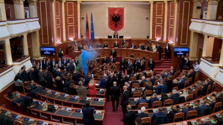 28 deputetë të përjashtuar nga Kuvendi në më pak se dy muaj