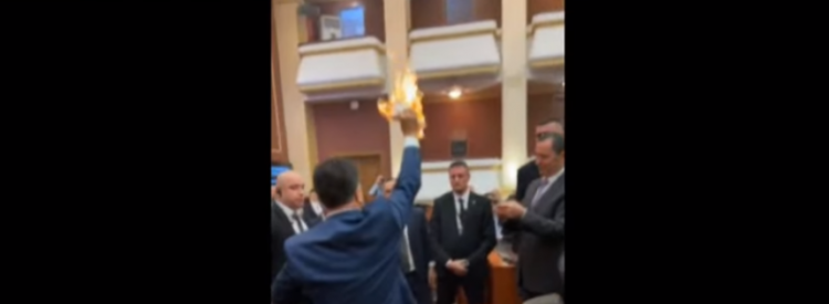 Ky është momenti kur Noka tenton t’i vërë zjarrin karrigeve të përmbysura në Kuvend