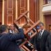 Noka grumbullon karriget në mes të Kuvendit, përplaset me Gardën: Hiqni duart, se ua hodha në kokë