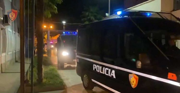 Mbajtën peng për 3 orë 21-vjeçarin, bien në pranga 3 persona. Mes tyre një polic