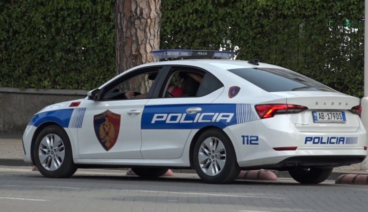 Qëllohet me armë makina e efektivit të policisë në Laç