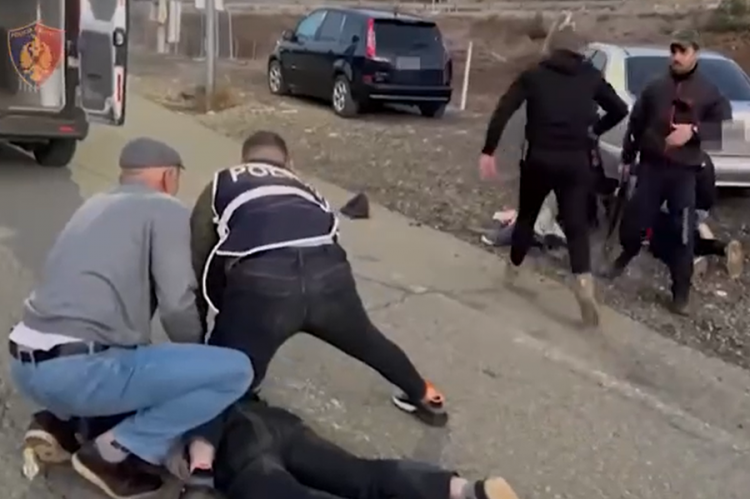 Me kallash gati për të vrarë, tre të arrestuar në dy operacione në Rrëshen