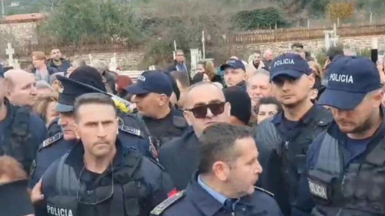 I rrethuar nga policët, Beleri pritet me brohoritma në ceremoninë mortore (Video)