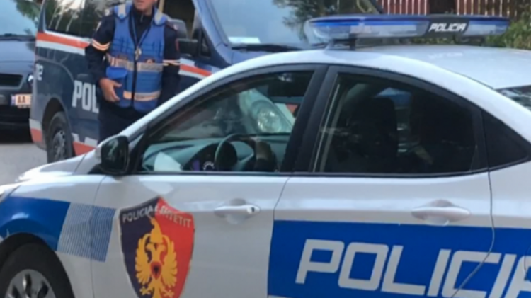 Aksion antidroge në Vlorë, lënda narkotike e ndarë në pako po transportohej me furgon