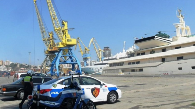 Arrestohen tre inspektorë dhe kontrollori në portin e Durrësit, falsifikonin dokumentet për të kaluar mallra kontrabandë 