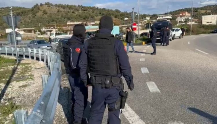 Vrasja e 41-vjeçarit në Fier, autorët dyshohet se janë larguar drejt Vlorës. Blindohet qyteti bregdetar