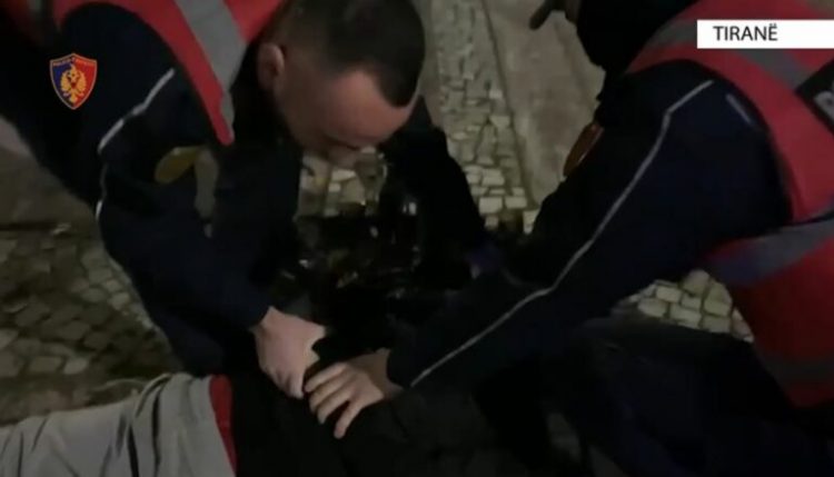 Vodhën me pistoletë lodër dy persona në Tiranë, arrestohet adoleshenti, në kërkim bashkëpunëtori