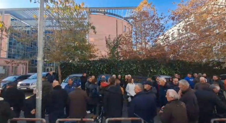 Fredi Beleri kërkon të betohet si kryebashkiak i Himarës, mbështetësit e tij protestojnë para GJKKO 