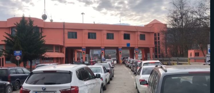 Deri në 40 minuta pritje/ Fluks në doganën e Qafë Thanës, qytetarët përballen me radhë të gjata