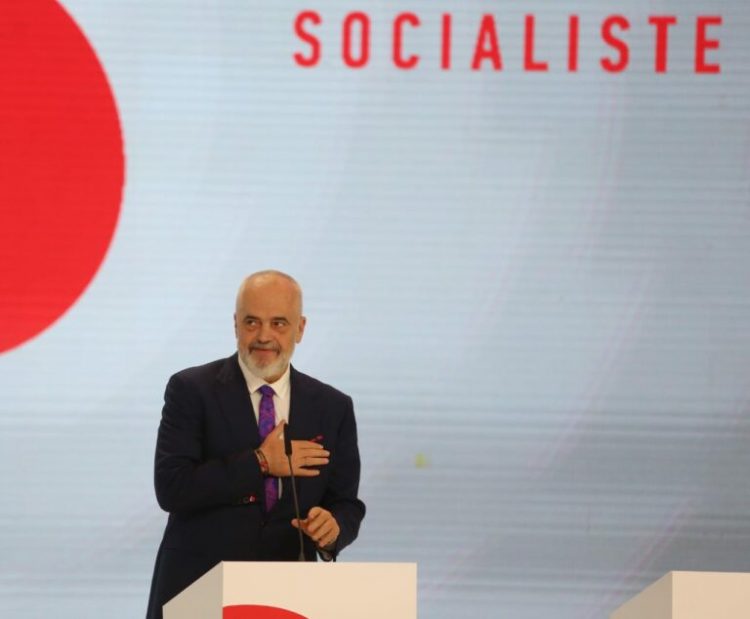 “S’ka më pensione në zarfe”, Rama: Në 2024 pensionistët do të pajisen me kartë dhe pensionin do e marrin në bankë 