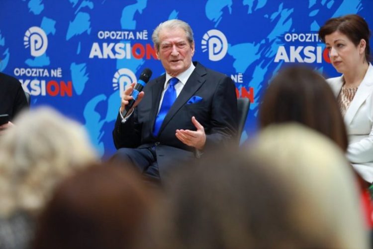 “Të zgjojmë luanin!”- Berisha: Rilindasit e Ramës janë hiena, por do t’ia mbathin me të katërta! Të mbrojmë logon dhe selinë nga…