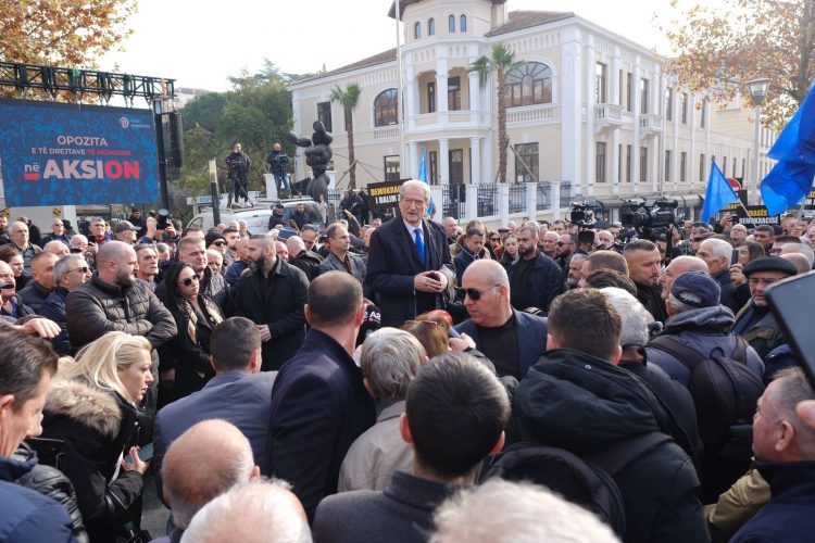 Kuvendi i hoqi imunitetin/ Berisha para protestuesve: Rrëzimi i Ramës është misioni ynë i shenjtë 