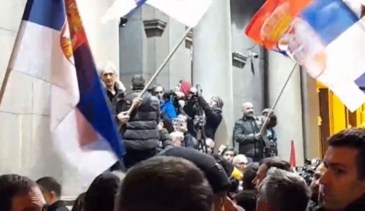 Protesta në Serbi: Thyhet dera e Kuvendit, policia përgjigjet me gaz lotsjellës