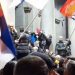 Protesta në Serbi: Thyhet dera e Kuvendit, policia përgjigjet me gaz lotsjellës