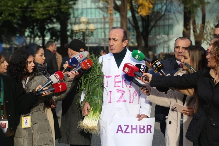 Me uniformë mjekësh dhe tufë me qepë në duar, Sula mbërrin në Kuvend: Ja mesazhi që dua të përcjell