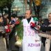 Me uniformë mjekësh dhe tufë me qepë në duar, Sula mbërrin në Kuvend: Ja mesazhi që dua të përcjell