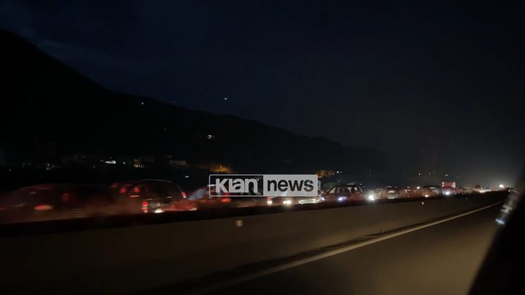 Radhë kilometrike automjetesh në aksin Tiranë-Elbasan
