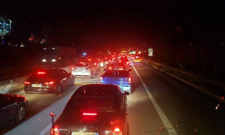 “Paralizohet” qarkullimi në drejtim të Tiranës, fluks i madh automjetesh. Policia thirrje drejtuesve të mjeteve