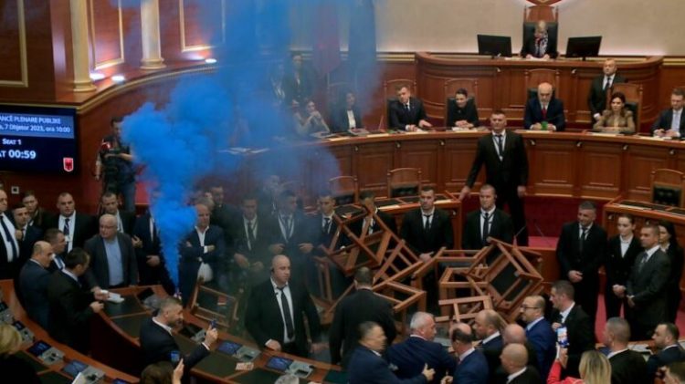 Seanca për buxhetin/ Deputetët e opozitës hedhin tymuese dhe shashka në Kuvend