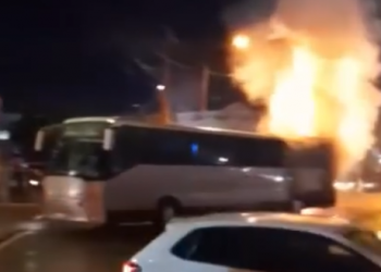 VIDEO/ Përfshihet nga flakët autobusi me pasagjerë në Elbasan