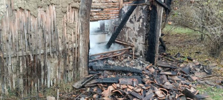 Përfshihet nga zjarri banesa në Lushnjë, humb jetën i moshuari, shpëton mrekullisht bashkëshortja