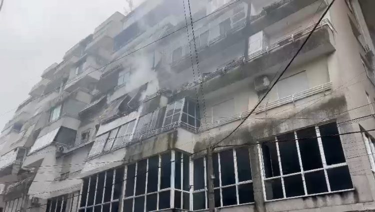 Video/ Zjarr në një pallat në Durrës