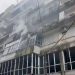 Video/ Zjarr në një pallat në Durrës