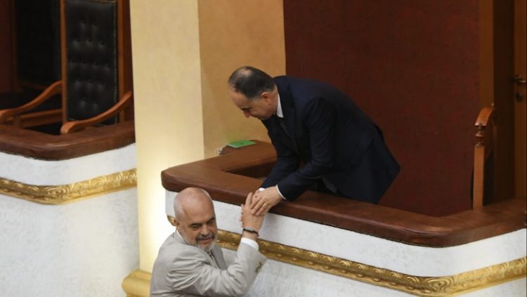 Akuzat e opozitës, Rama mbron Begajn: Koha kur Presidenti bashkëudhëhiqte revolucionet imagjinare kundër qeverisë, ka perënduar
