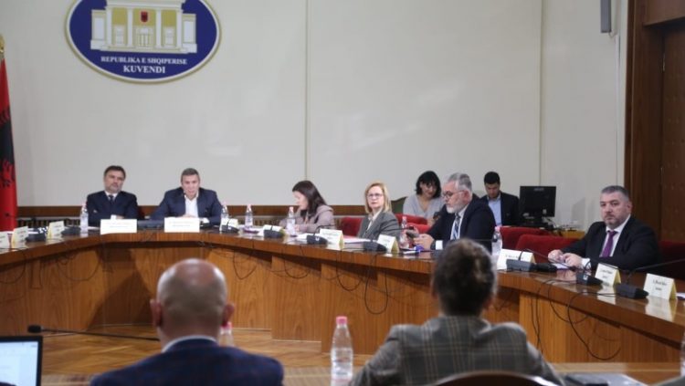 Sot Alibeaj dhe Gjiknuri mbledh komisionin për Reformën Zgjedhore, Bardhi mbledh grupin e PD