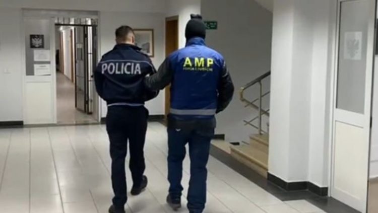 I dehur në motor dhe u përplas me një makinë, arrestohet efektivi i policisë në Divjakë