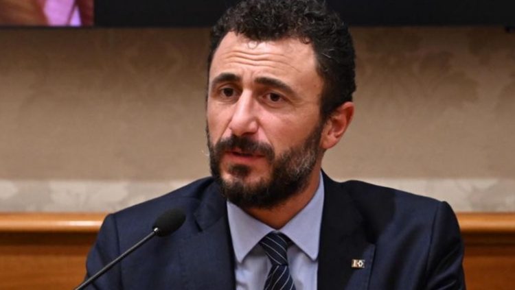 Një 31-vjeçar plagoset nga arma e deputetit italian në natën e ndërrimit të viteve