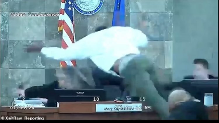Krimineli sulmon gjyqtaren në mes të seancës në SHBA, e rreh brutalisht (Video) 