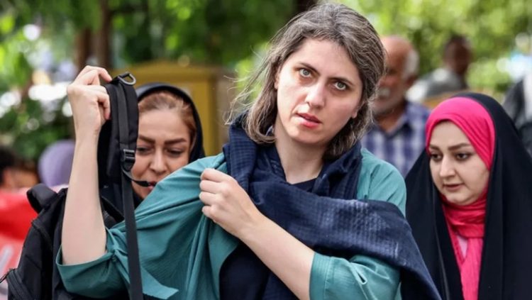 Publikoi foto pa shami, pronarja e një dyqani në Iran dënohet me dy vjet burg