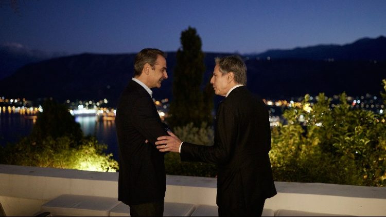 Blinken takohet me Mitsotakis, kryeministrit grek e qeras me raki dhe i dhuron çorape 