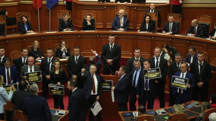 Tensione dhe kaos në Kuvend, grupi i PS kërkon masa ndëshkimore për Bardhin dhe Nokën