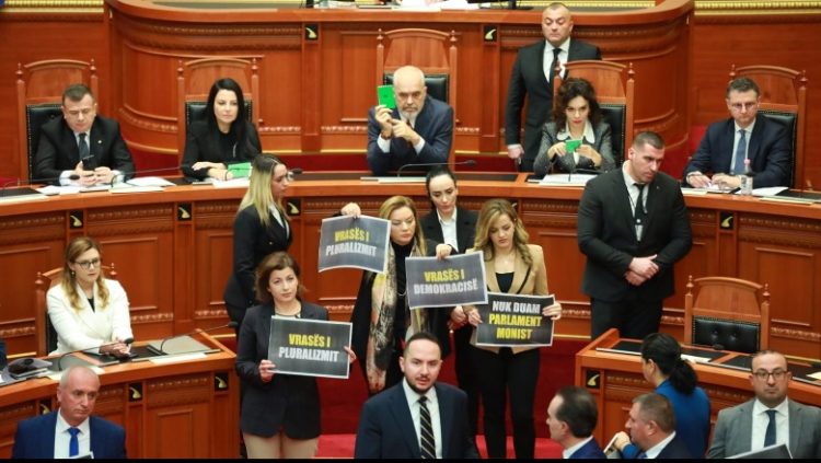 Kaosi në Kuvend, PS kërkon masë disiplinore për 19 deputetë të opozitës
