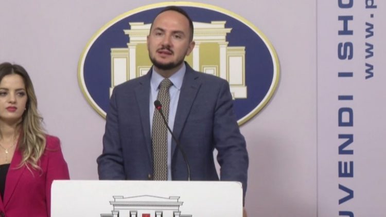Komisioni i Etikës e përjashtoi me 20 ditë nga Parlamenti, Salianji: Do t’i përgjigjemi me të gjitha format e mosbindjes civile