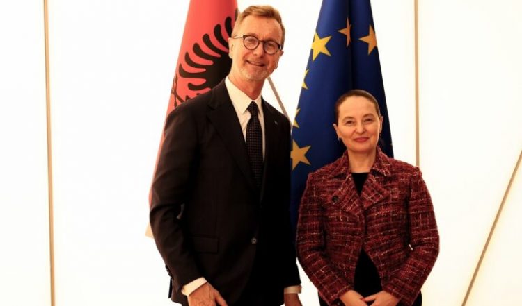 Ambasadori i BE-së takon kryenegociatoren Dhuka: Kemi nevojë për lidership të fortë politik