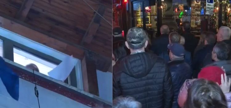 Simpatizantët e tij sërish poshtë banesës, Berisha del në dritare dhe mban fjalim të parapërgatitur