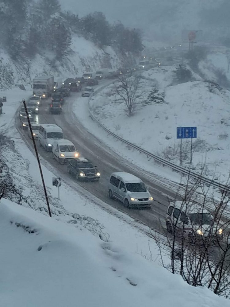 Reshjet e dendura të dëborës, trafik kilometrik në aksin Prrenjas-Qafë Thanë