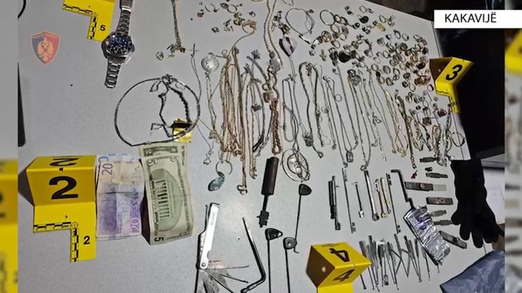 Sekuestrohen bizhuteri floriri dhe një “Rolex” në Kakavijë, arrestohen dy gjeorgjianë