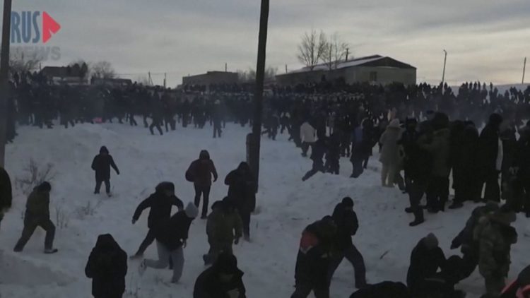 Protesta në Rusi, policia përleshet me qytetarët