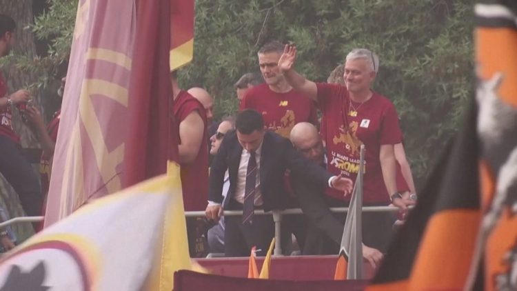 Prapaskenat te Roma/ Shkarkimi, prej sherrit të Mourinho me pronarët