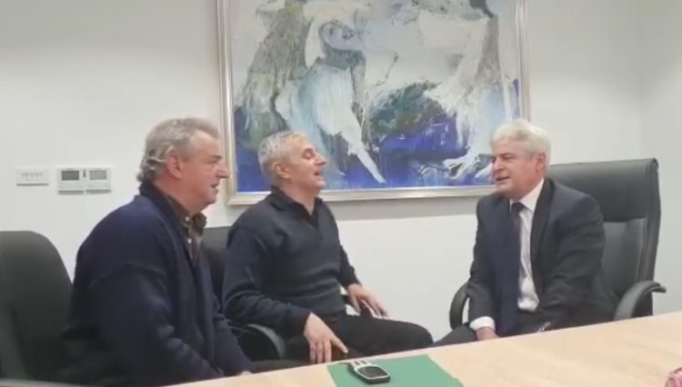 Ditë historike për shqiptarët në Maqedoninë e Veriut, Ali Ahmeti ia merr këngës (Video)