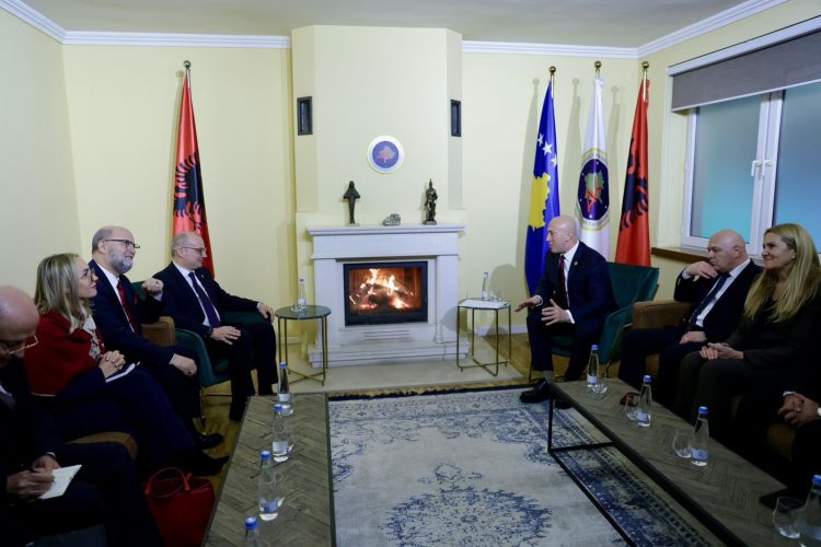 Hasani takime me përfaqësues të partive politike në Kosovë: Shqiptarët, kontribues në forcimin e sigurisë, paqes dhe stabilitetit rajonal
