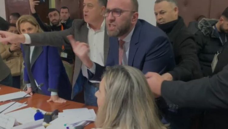 U përplas me Açkën në Komision, Bardhi-Bashës: Keqpërdor për fasadë ndershmërinë e disa zonjave deputete