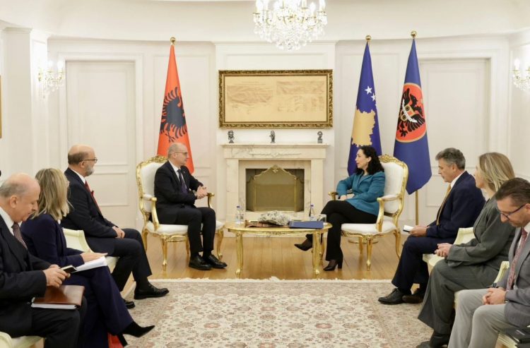 Hasani në Kosovë: Serbia të ndalë lojën qesharake me ushtrinë në kufi